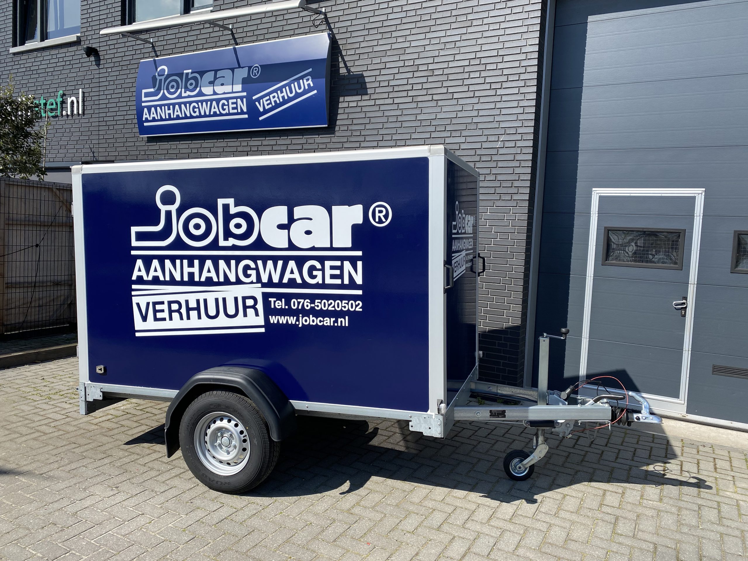 Geremde aanhanger met harde opbouw